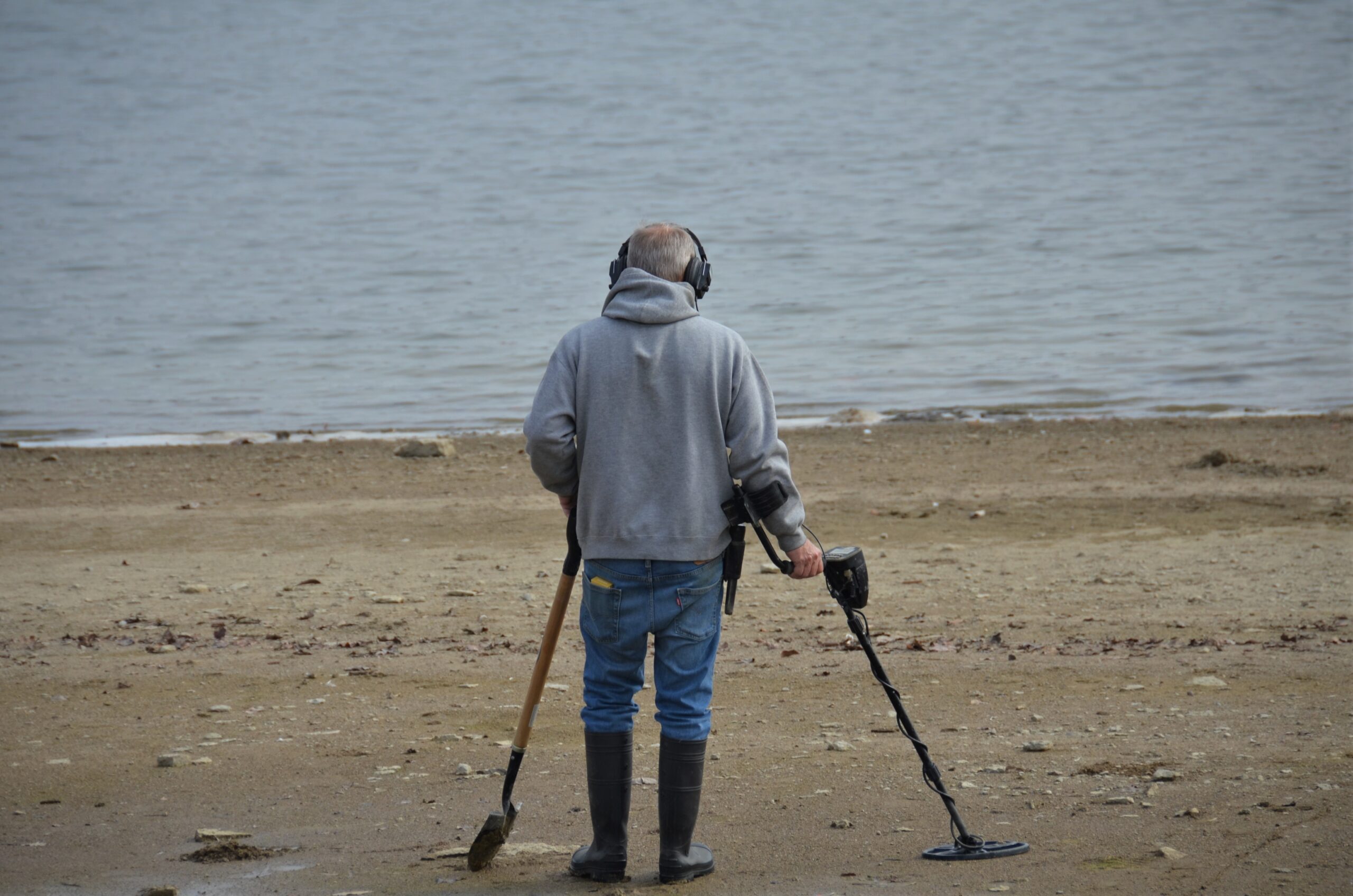 How to Use a Metal Detector Correctly for Finding Artefacts